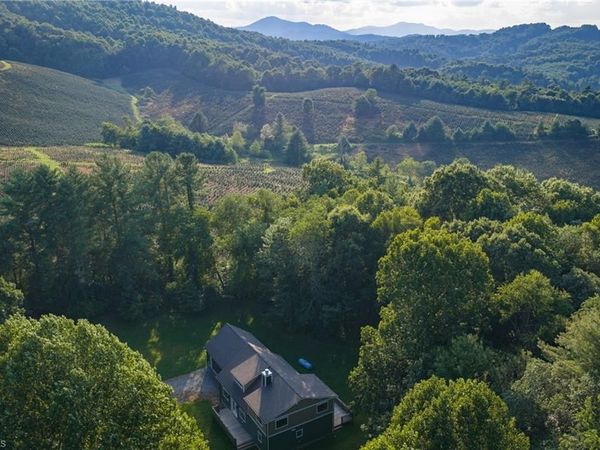 486 Hunter-Lysik Way, Laurel Springs, NC 28644