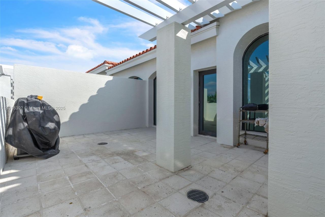 1162 98th St, Unit 4, Bay Harbor Islands, FL 33154 Photo