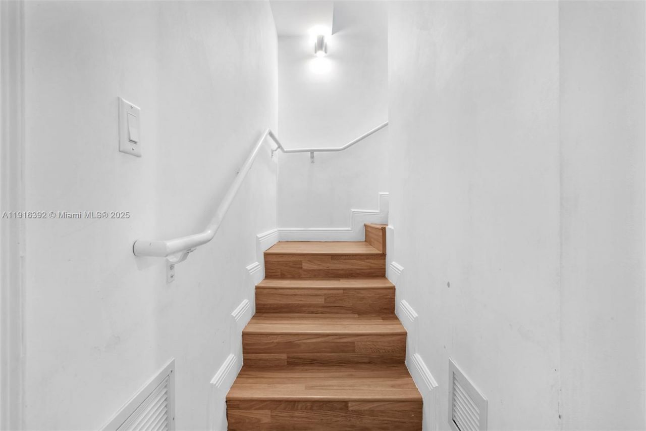 1162 98th St, Unit 4, Bay Harbor Islands, FL 33154 Photo