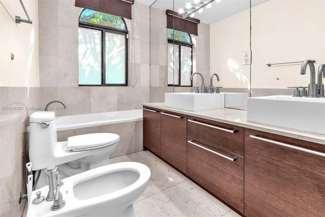 1162 98th St, Unit 4, Bay Harbor Islands, FL 33154 Photo