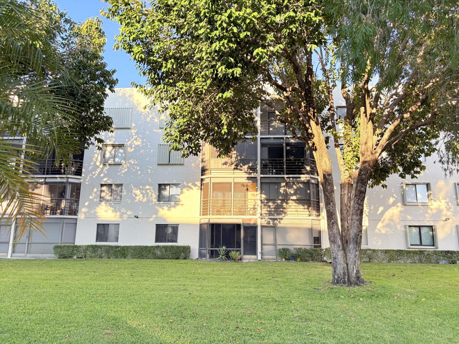 3138 Via Poinciana, Unit 306, Lake Worth, FL 33467 Photo