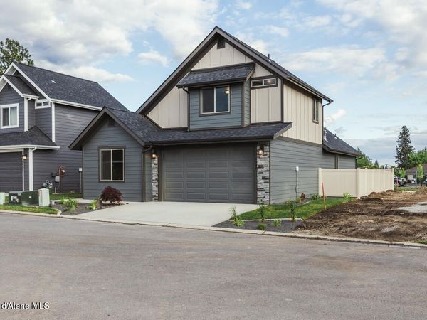 8424 N Snowflake Ln, Hayden, ID 83835