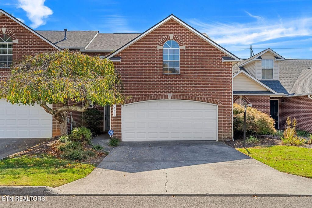 6922 Pemmbrooke Shire Lane, Knoxville, TN 37909 Main Photo