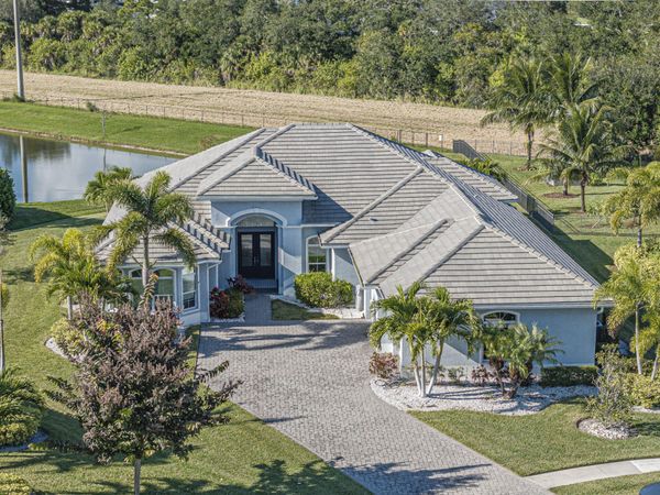 395 SW Sapphire Way SW, Vero Beach, FL 32968