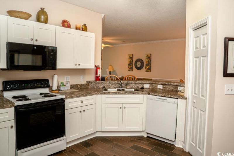 4431 Montrose Ln. Photo 8