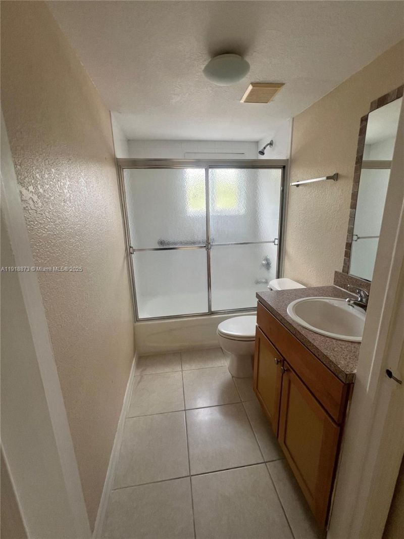 2536 NW 24th St, Unit 2B, Miami, FL 33142 Photo
