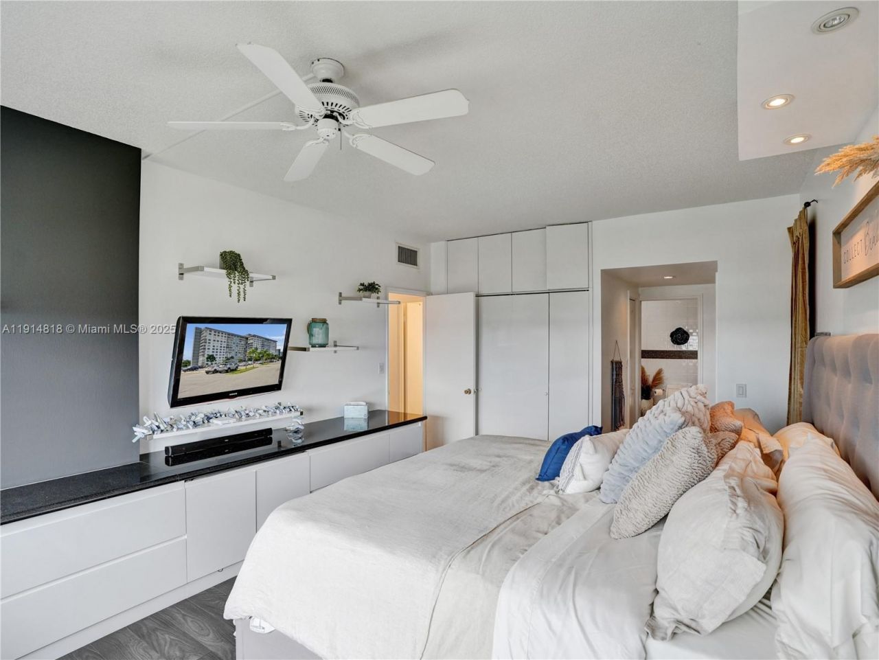 3800 Hillcrest Dr, Unit 1204, Hollywood, FL 33021 Photo