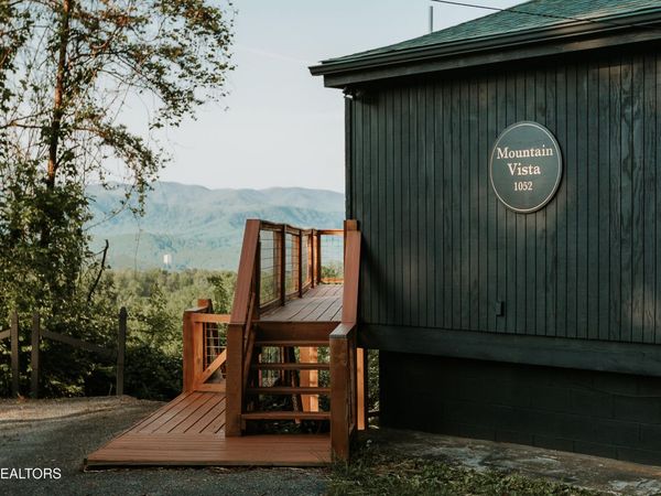 1052 E Foothills Drive, Gatlinburg, TN 37738