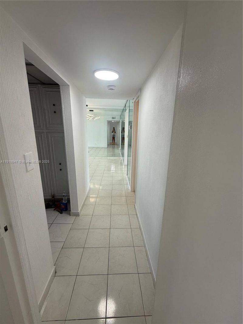 1000 Parkview Dr, Unit 701, Hallandale Beach, FL 33009 Photo