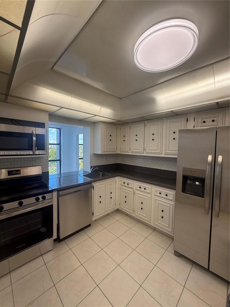 1000 Parkview Dr, Unit 701, Hallandale Beach, FL 33009 Photo