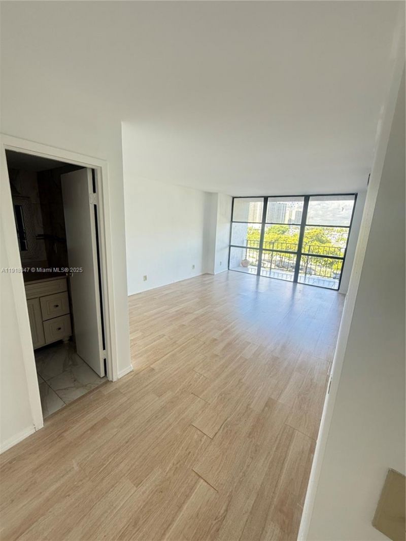 1000 Parkview Dr, Unit 701, Hallandale Beach, FL 33009 Photo