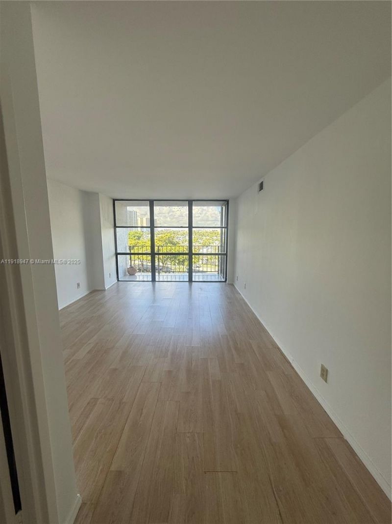 1000 Parkview Dr, Unit 701, Hallandale Beach, FL 33009 Photo