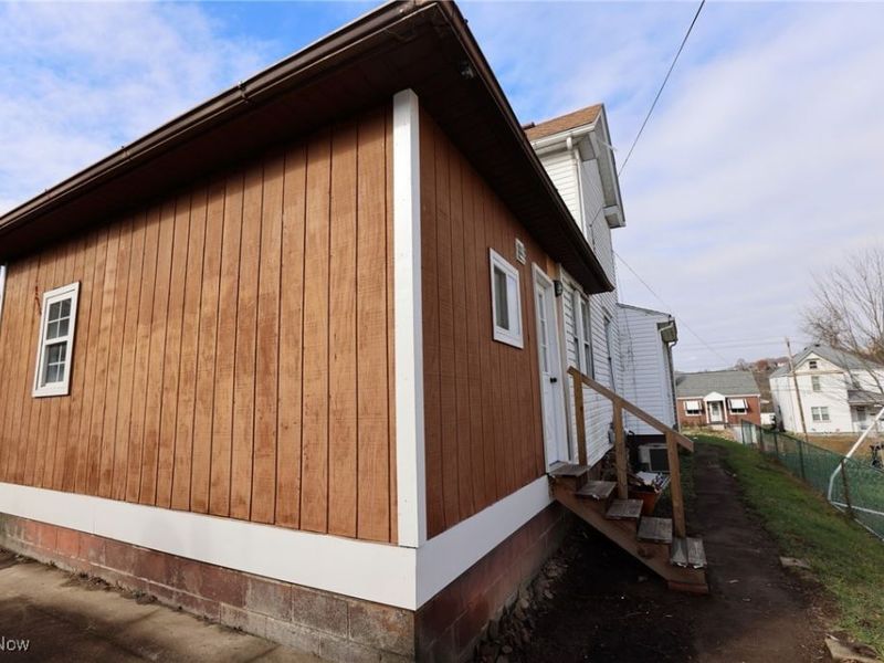 340 Indiana Avenue, Chester, WV 26034 Photo 3