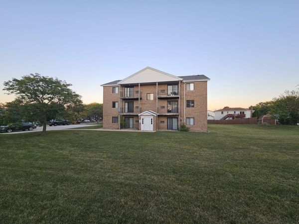 737 Lippert Lane, Unit 2N, Glendale Heights, IL 60139