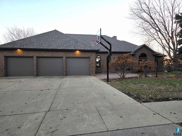 1001 E Ridge Rd, Sioux Falls, SD 57105