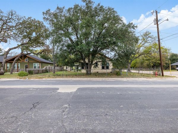 148 E Boundary ST, Giddings, TX 78942