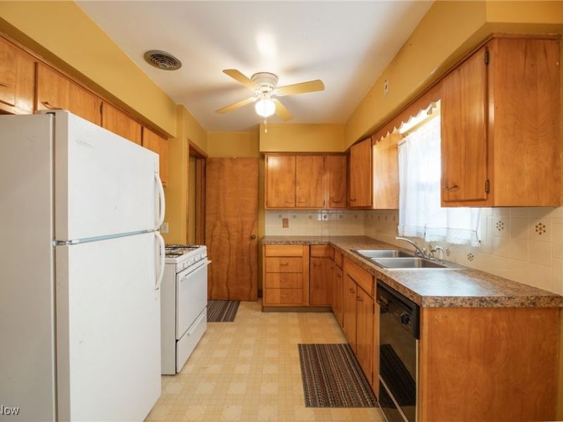 1074 N Main Street, Akron, OH 44310 Photo 2