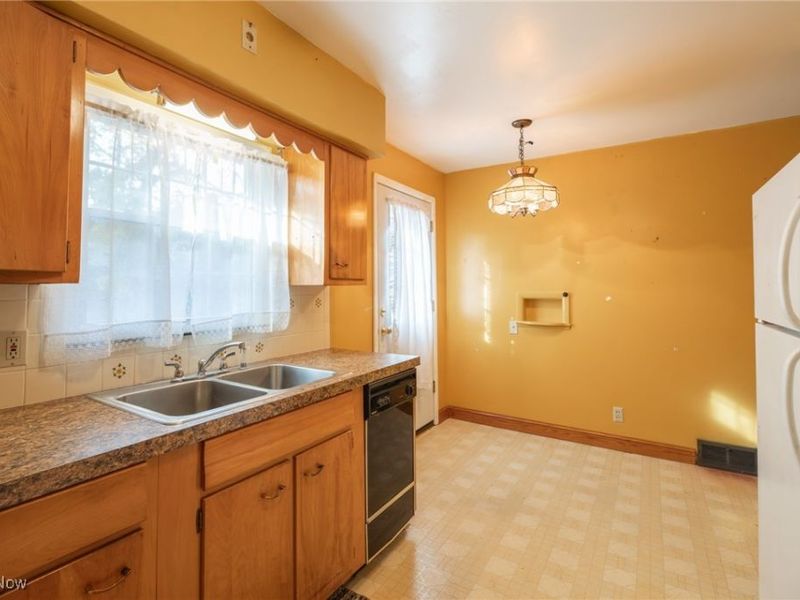 1074 N Main Street, Akron, OH 44310 Photo 3