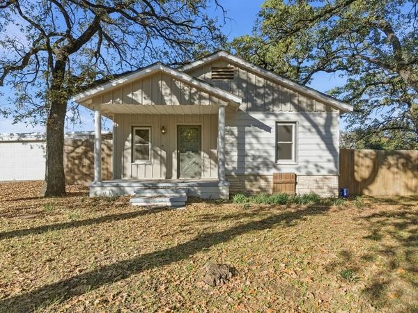 917 Carpenter Street, Azle, TX 76020