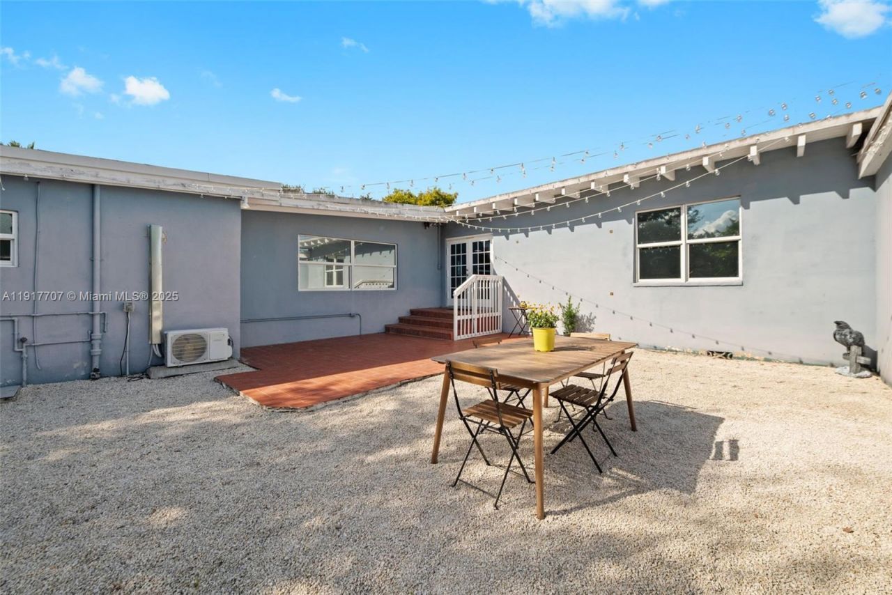 281 Iroquois St, Miami Springs, FL 33166 Photo