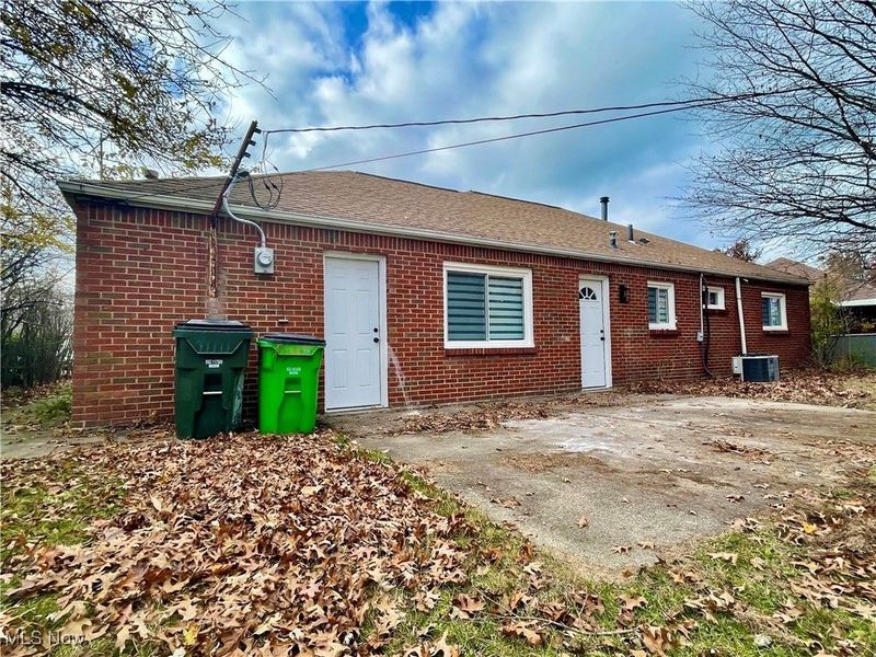 591 Hemlock Drive, Euclid, OH 44132 Photo 3