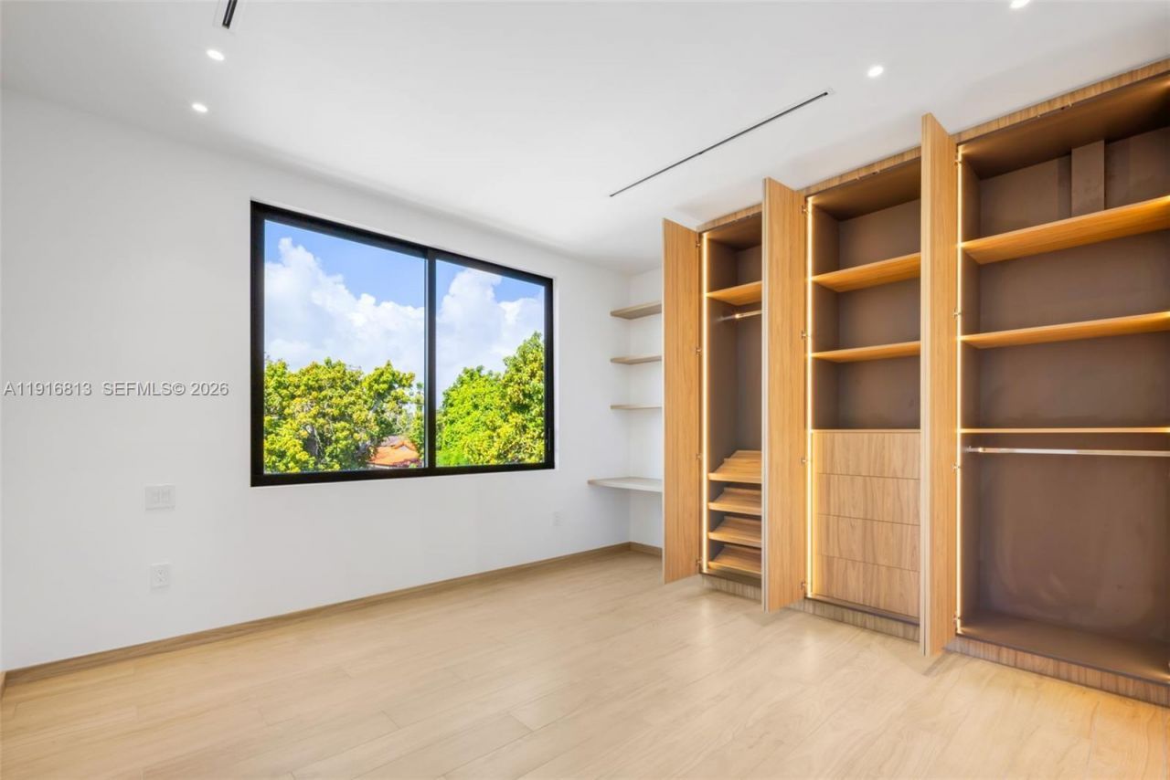 2175 SW 25th St, Miami, FL 33133 Photo