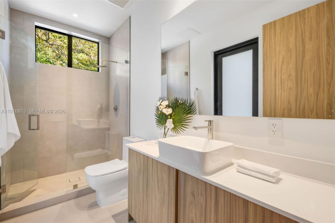 2175 SW 25th St, Miami, FL 33133 Photo