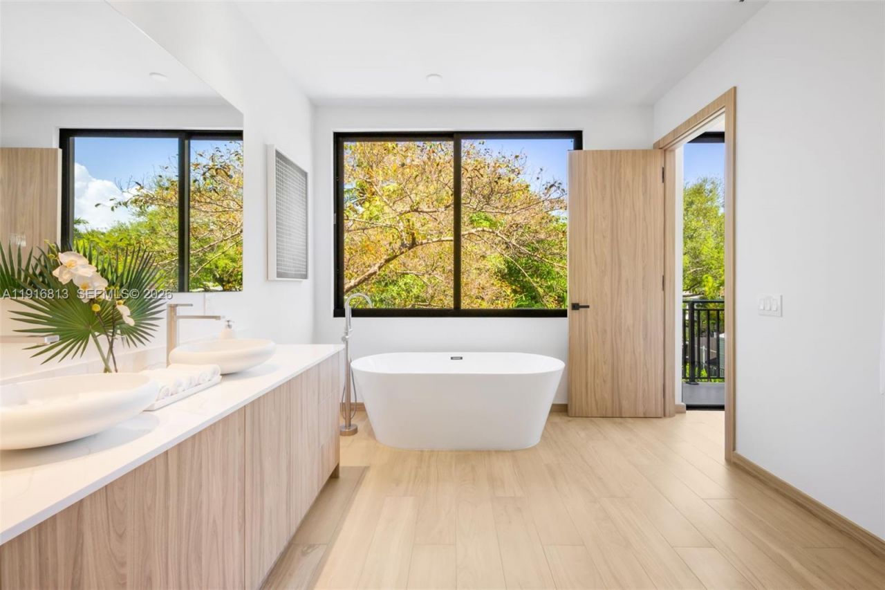 2175 SW 25th St, Miami, FL 33133 Photo