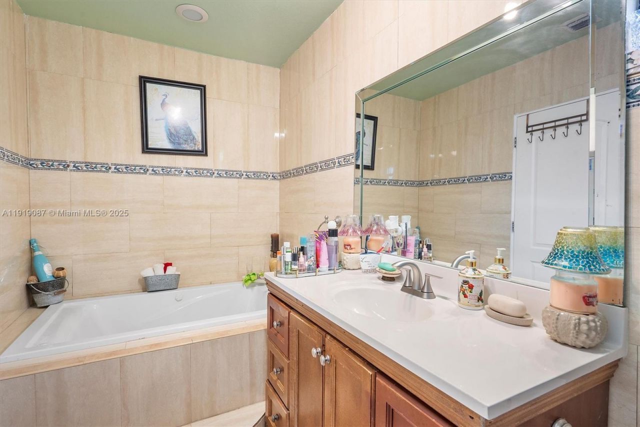 348 NE 118th St, Miami, FL 33161 Photo