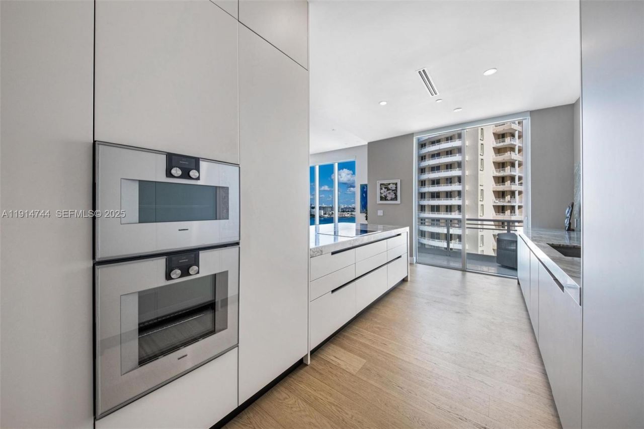 900 Brickell Key Blvd, Unit 1403, Miami, FL 33131 Photo