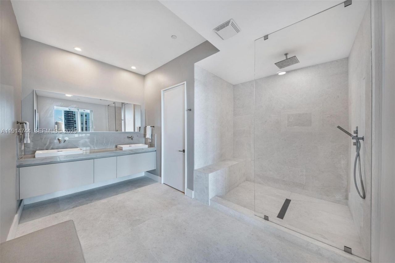 900 Brickell Key Blvd, Unit 1403, Miami, FL 33131 Photo