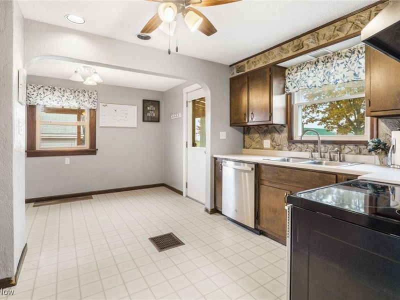 3840 Waynesburg Drive SE, Canton, OH 44707 Photo 14