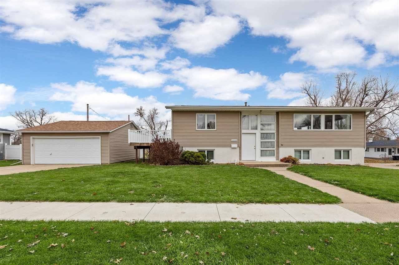 2200 Country Club Dr, Marion, IA 52302 Main Photo