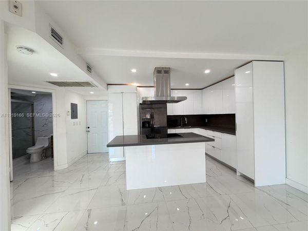 8290 Lake Dr, Unit 427, Doral, FL 33166