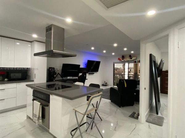 8290 Lake Dr, Unit 427, Doral, FL 33166