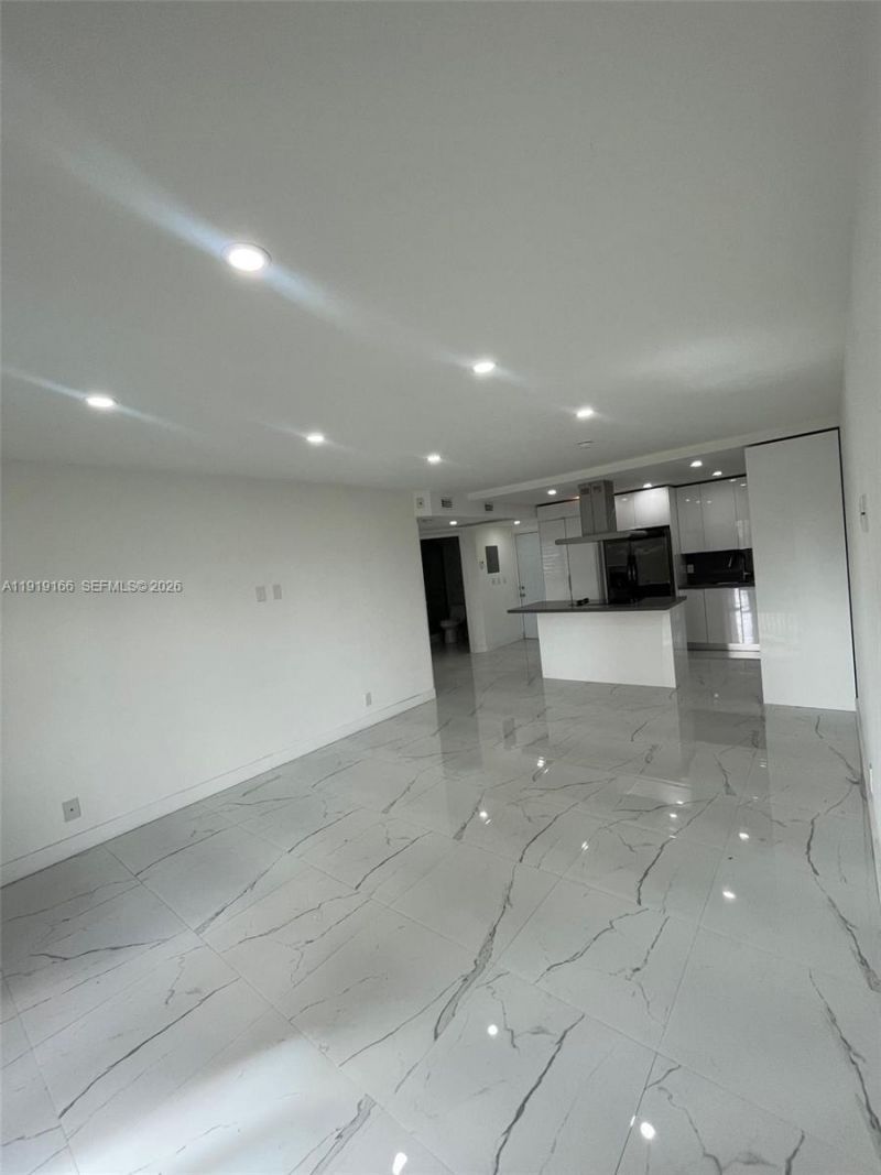 8290 Lake Dr, Unit 427, Doral, FL 33166 Photo