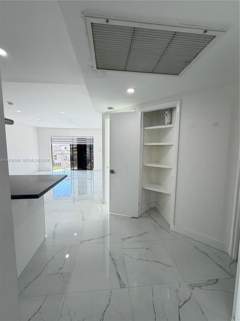 8290 Lake Dr, Unit 427, Doral, FL 33166 Photo