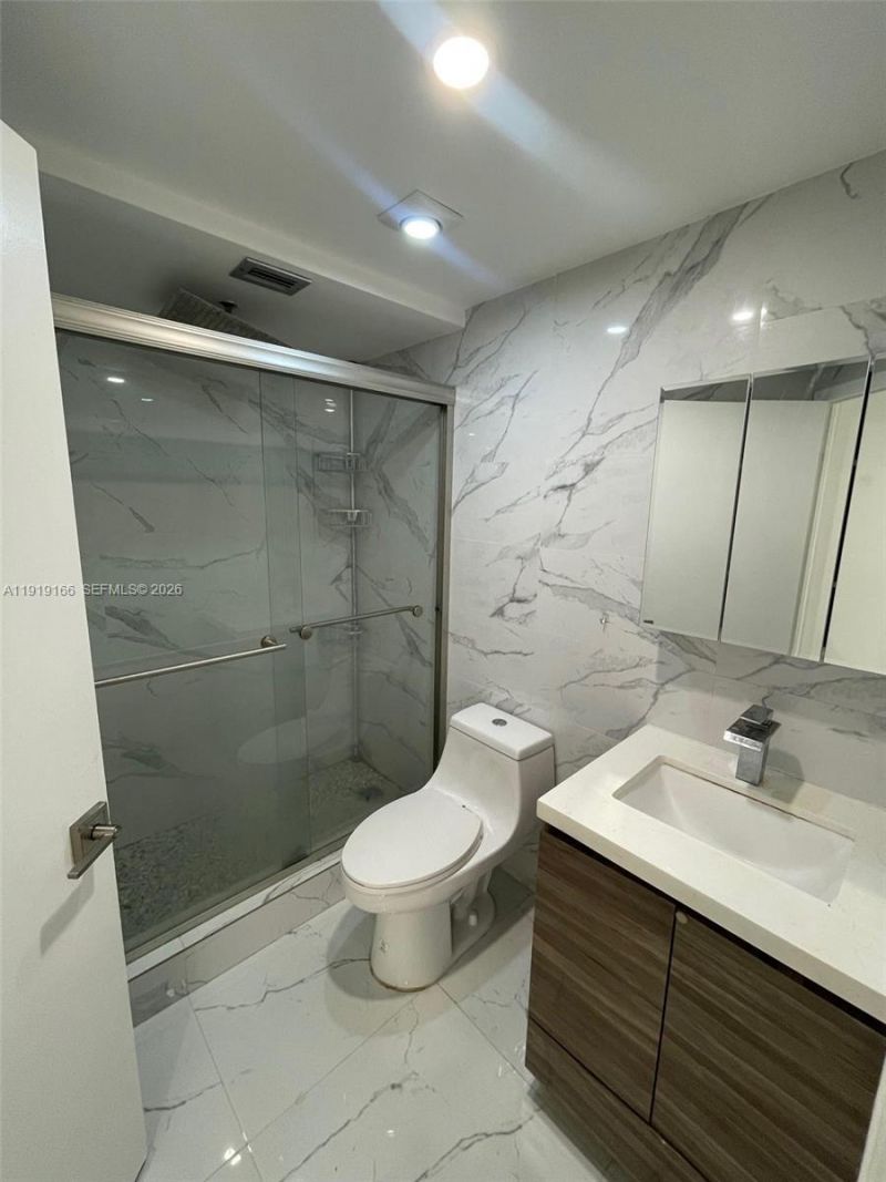 8290 Lake Dr, Unit 427, Doral, FL 33166 Photo