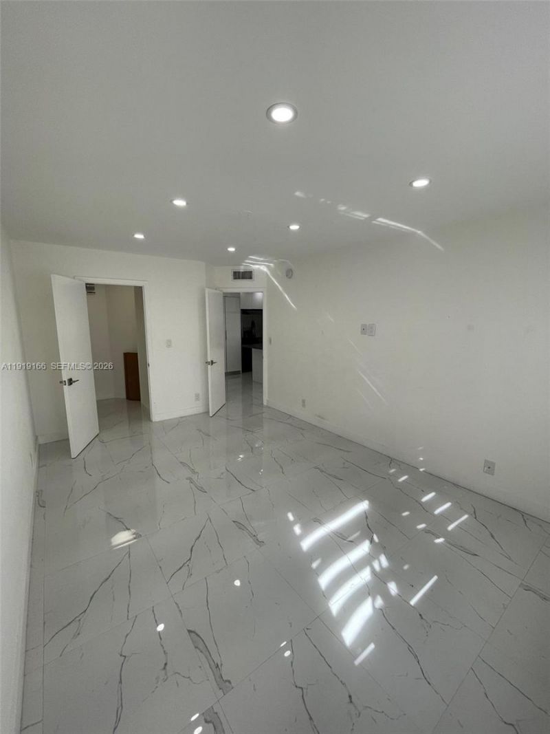 8290 Lake Dr, Unit 427, Doral, FL 33166 Photo