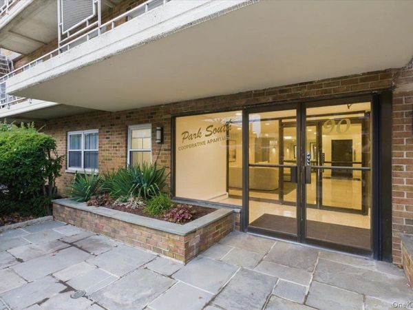 90 S Park Avenue, Unit B2, Rockville Centre, NY 11570