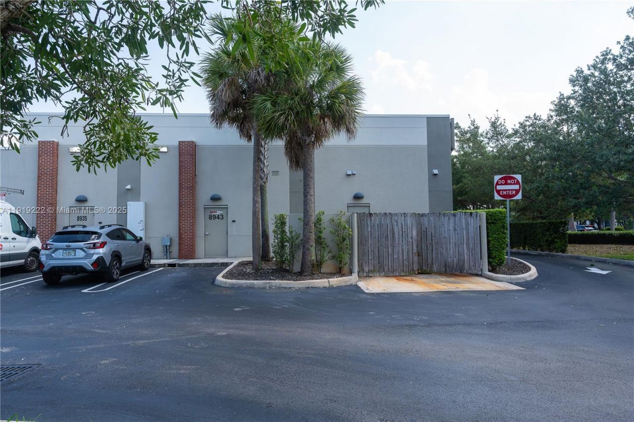 8931-8947 W Atlantic Blvd, Coral Springs, FL 33071 Photo