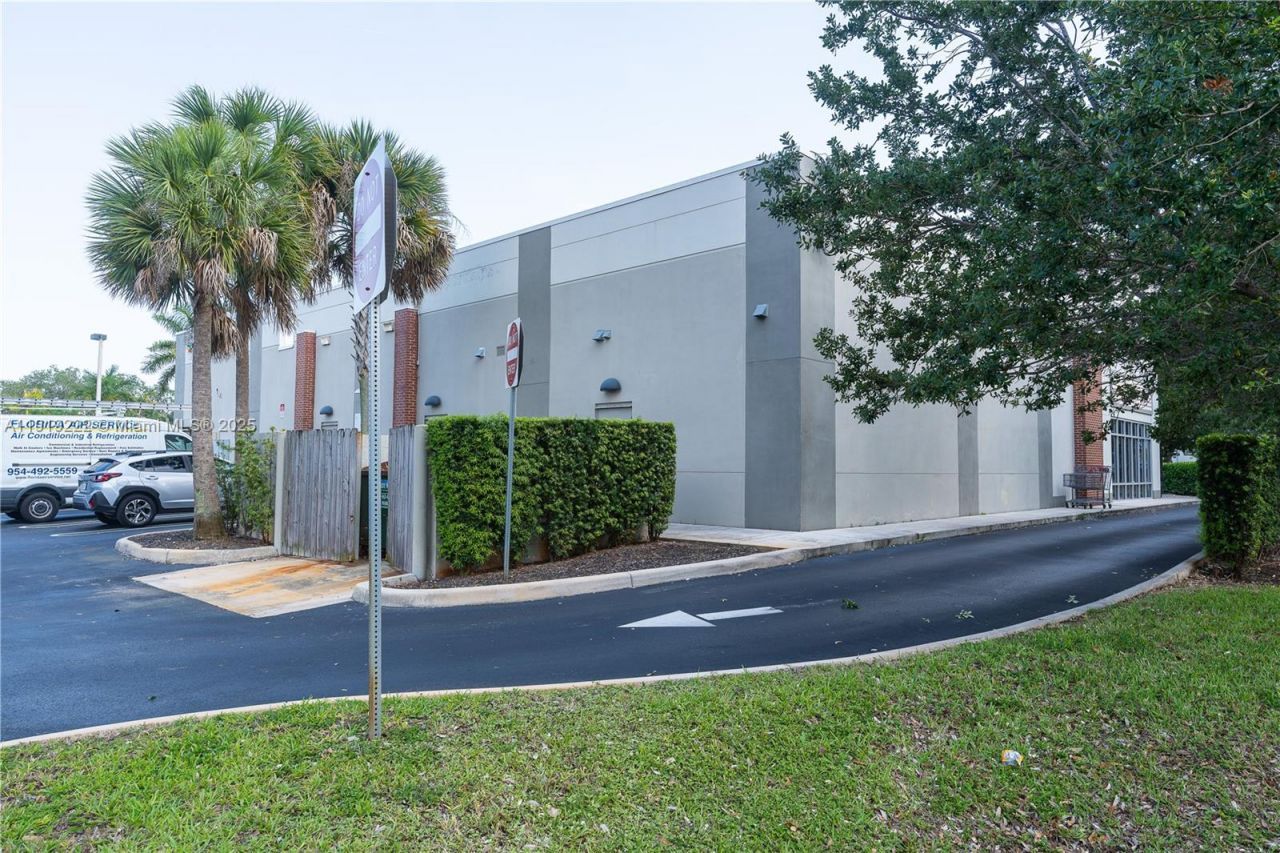 8931-8947 W Atlantic Blvd, Coral Springs, FL 33071 Photo