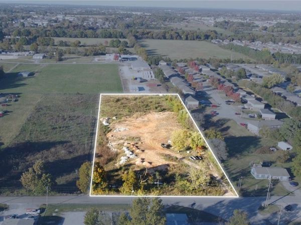 500 W County Line Road, Springdale, AR 72764