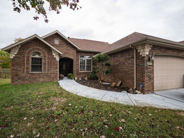 624 N Maplewood Hills Road , Nixa, MO 65714