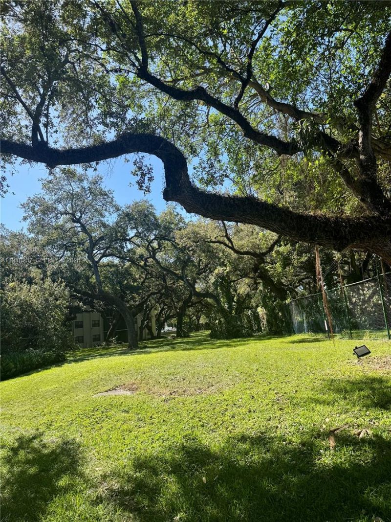 605 Ives Dairy Rd, Unit 306-7, Miami, FL 33179 Photo