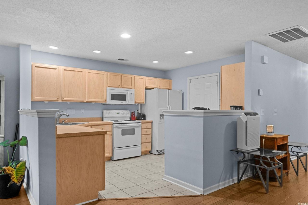 564 Uniola Dr. Photo 15