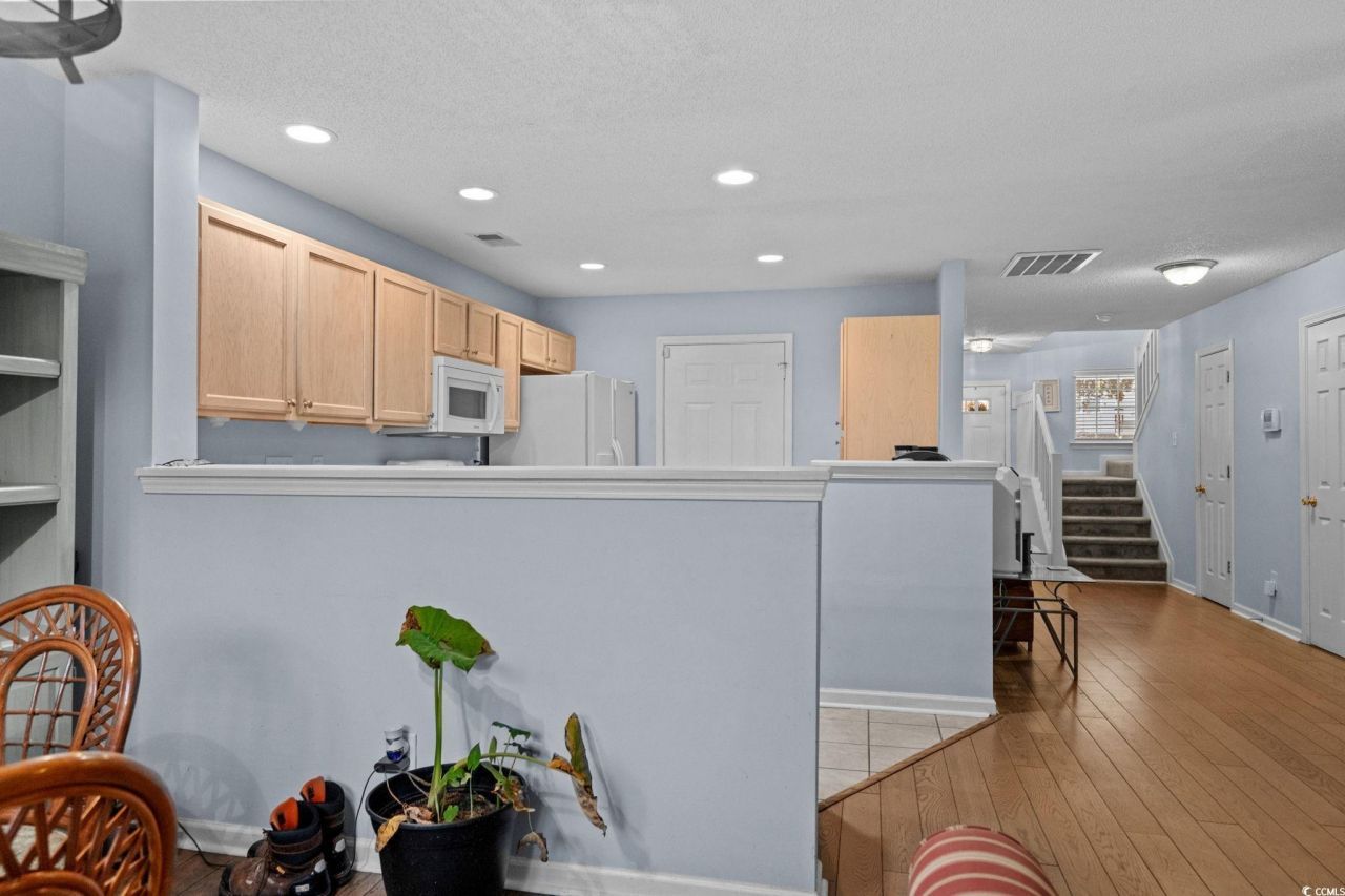 564 Uniola Dr. Photo 8