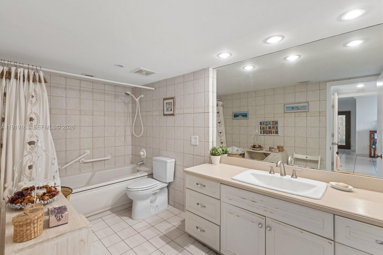 1121 Crandon Blvd, Unit D404, Key Biscayne, FL 33149 Photo