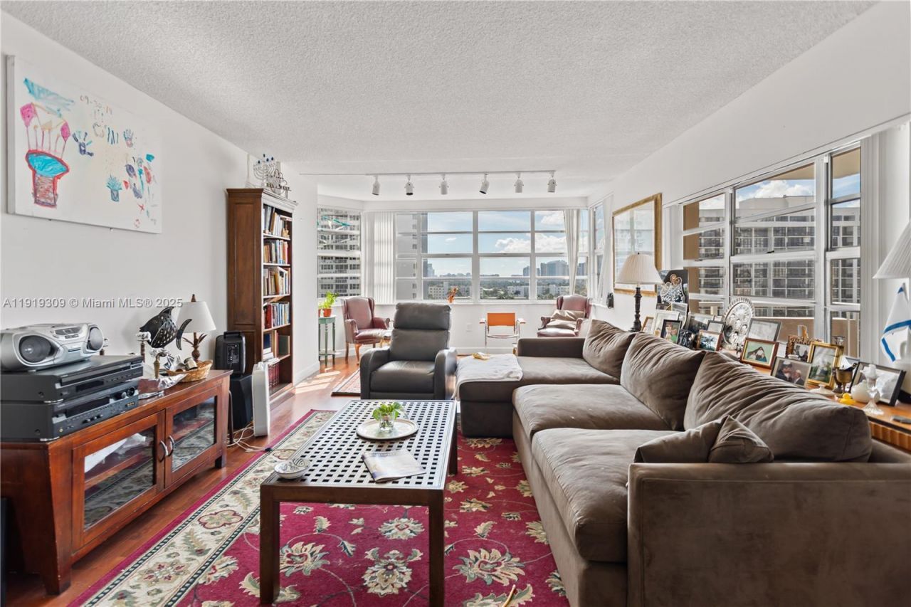 1980 S Ocean Dr, Unit 8Q, Hallandale Beach, FL 33009 Photo