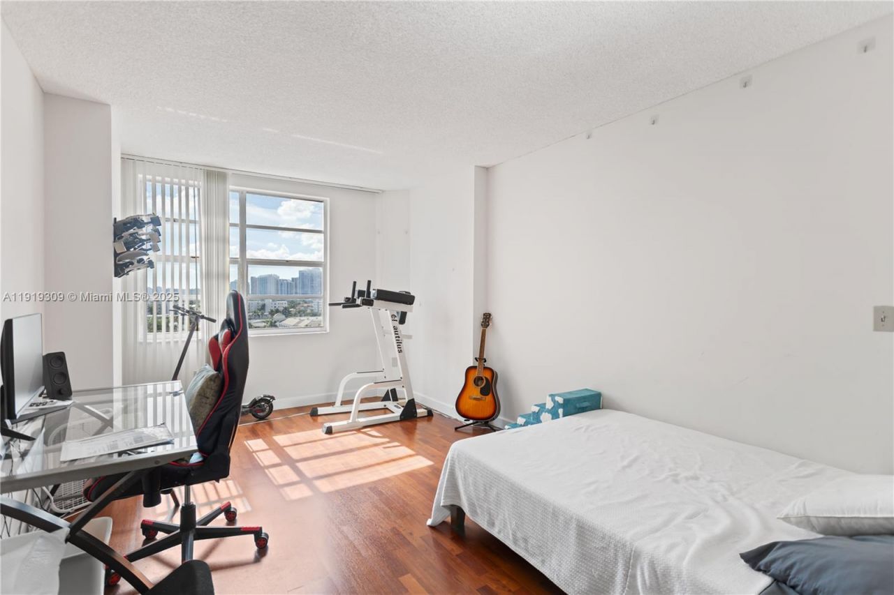 1980 S Ocean Dr, Unit 8Q, Hallandale Beach, FL 33009 Photo